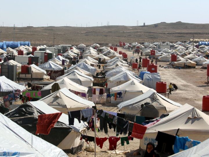 العراق يعلن إعادة 700 شخصاً من مخيم الهول