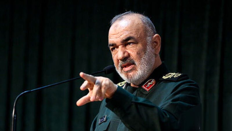 قائد الحرس الثوري الإيراني يهدد بقتل الشخص الذي حرق القرآن