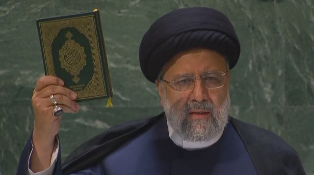 الرئيس الإيراني حاملاً القرآن بيده في نيويورك: نواجه الآن حربا على الإسلام