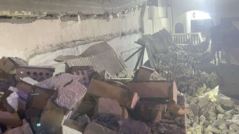 انهيار بناية ببغداد وانقاذ أربعة أشخاص تحت ركامها