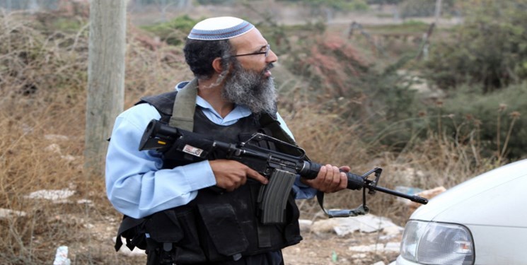 توزيع الأسلحة على المستوطنين الصهاينة بحضور بن غفير