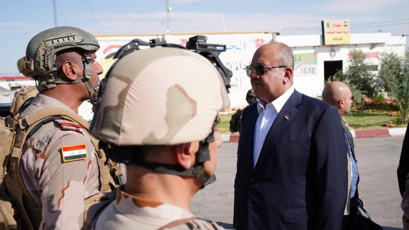 وزير الدفاع يتفقد القطعات العسكرية الماسكة للشريط الحدودي بين العراق وسوريا