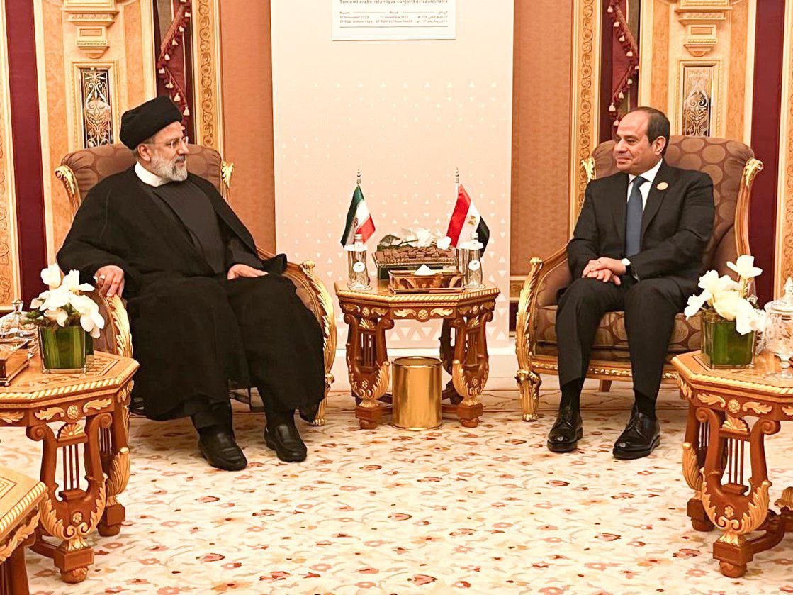 أول لقاء يجمع السيسي ورئيسي في السعودية
