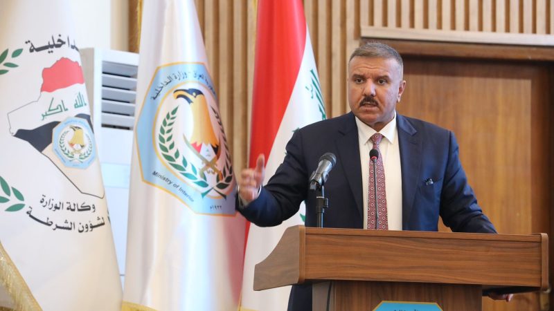 وزير الداخلية يوجه باتخاذ إجراءات قانونية ضد عناصر شرطة ظهروا نائمين أثناء الواجب