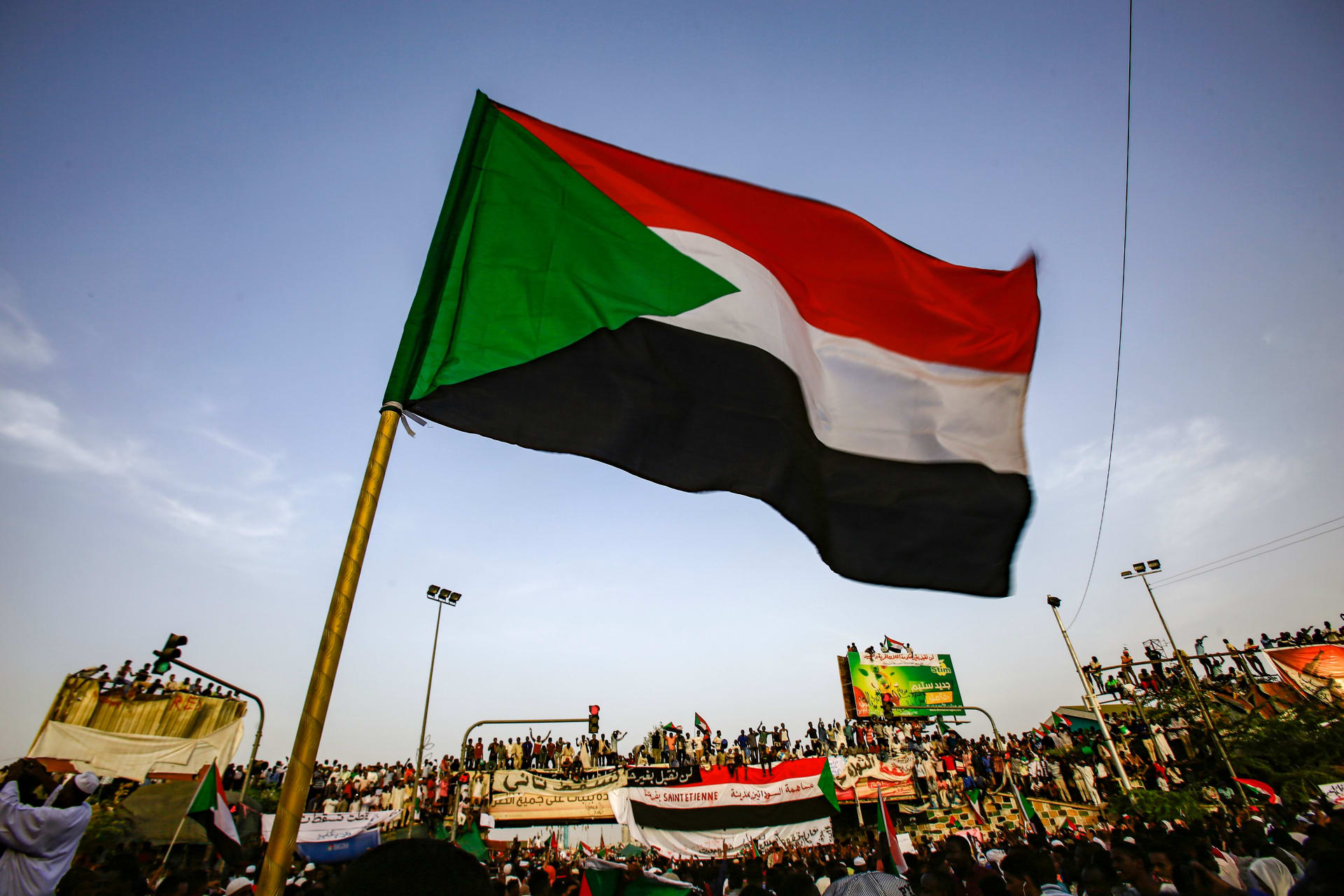السودان يطرد 15 دبلوماسياً إماراتياً