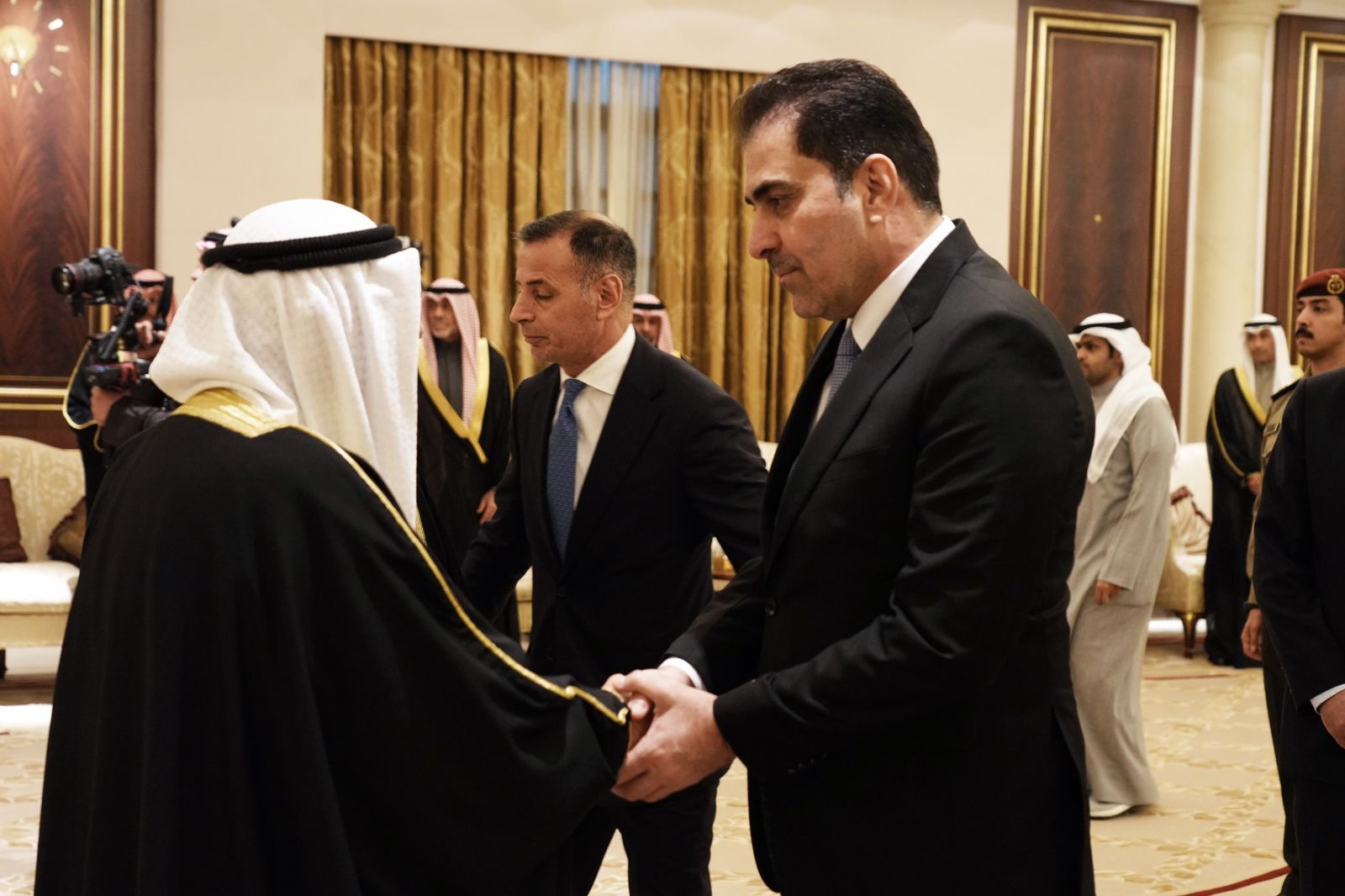 رئيس البرلمان بالإنابة يشارك في تقديم واجب العزاء بعد وصوله الكويت