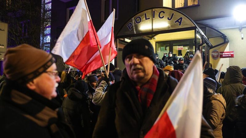 توتر سياسي في بولندا والشرطة تدخل القصر الرئاسي