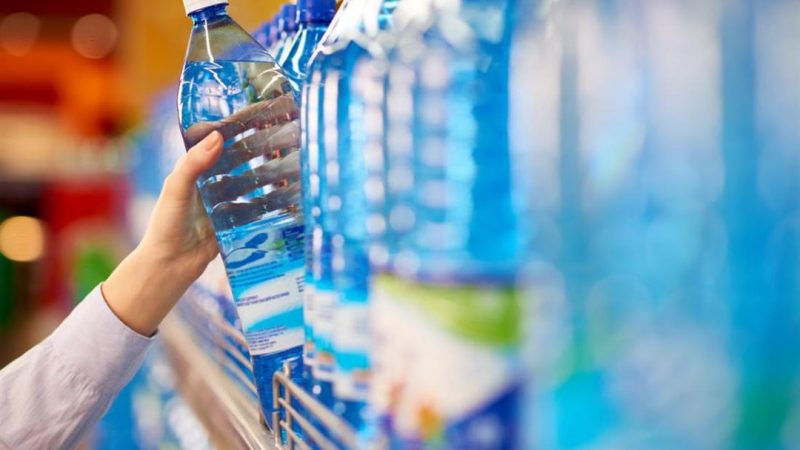 مخاطر إعادة استخدام عبوات المياه وحاويات الطعام البلاستيكية: تسرب مواد كيميائية سامة