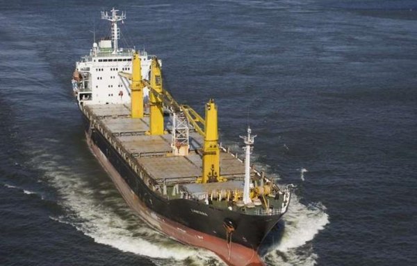 إيران تحذر من استفاد سفينة بهشاد في البحر الأحمر