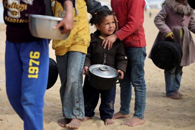 استشهاد العشرات أثناء طوابير للحصول على الغذاء شمال غزة