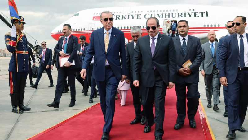 أول زيارة منذ 2012.. أردوغان يصل إلى القاهرة