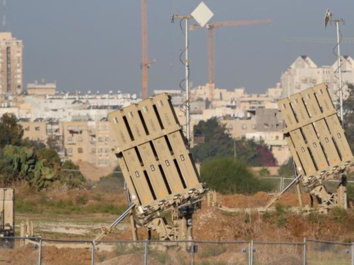 عسكري إسرائيلي يرسل صور “القبة الحديدية” لمخبر إيراني