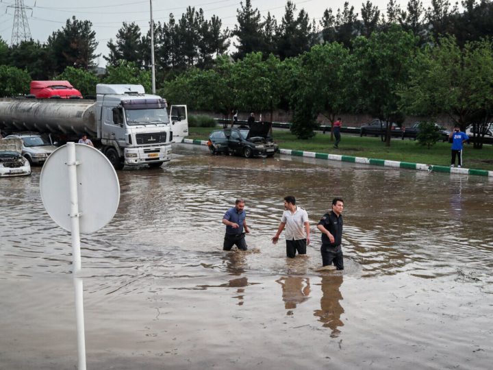ارتفاع ضحايا الفيضانات شمال إيران إلى 12 شخصاً