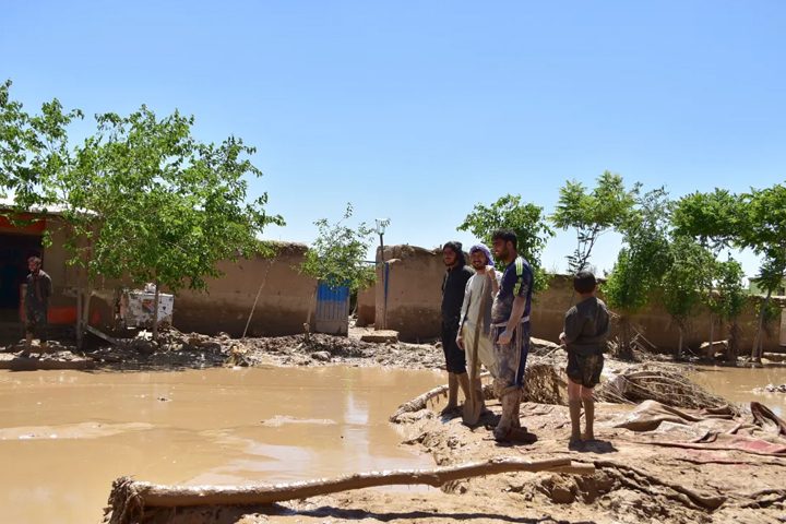 مقتل 50 شخصاً جراء فيضانات وسط أفغانستان