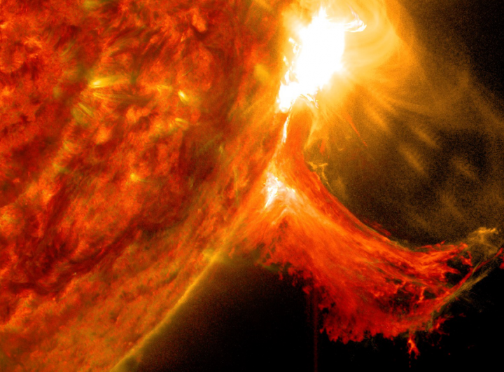 علماء: الشمس ربما تقوم بتخزين الطاقة من أجل “انفجار هائل”