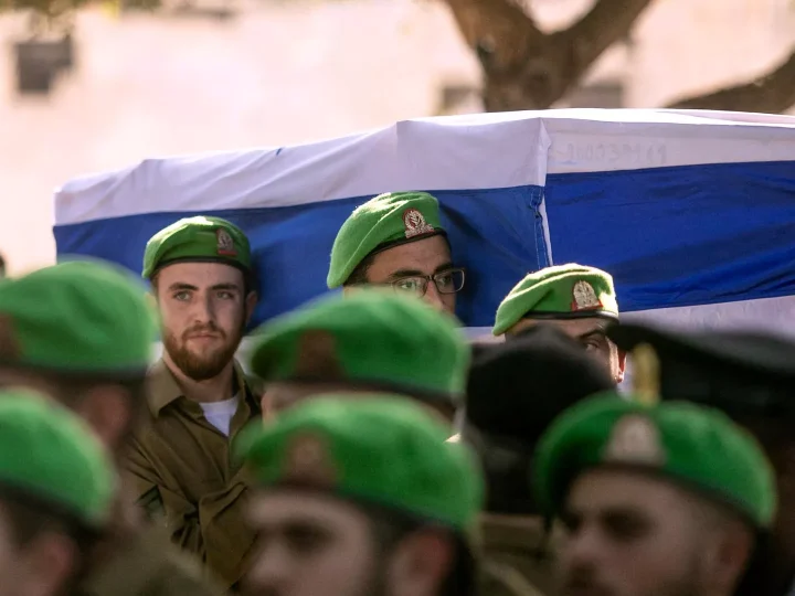 وزير الدفاع الإسرائيلي يتوعد الحوثيين بردّ “أشدّ بسبع مرات” بعد هجوم صاروخي قرب مطار بن غوريون