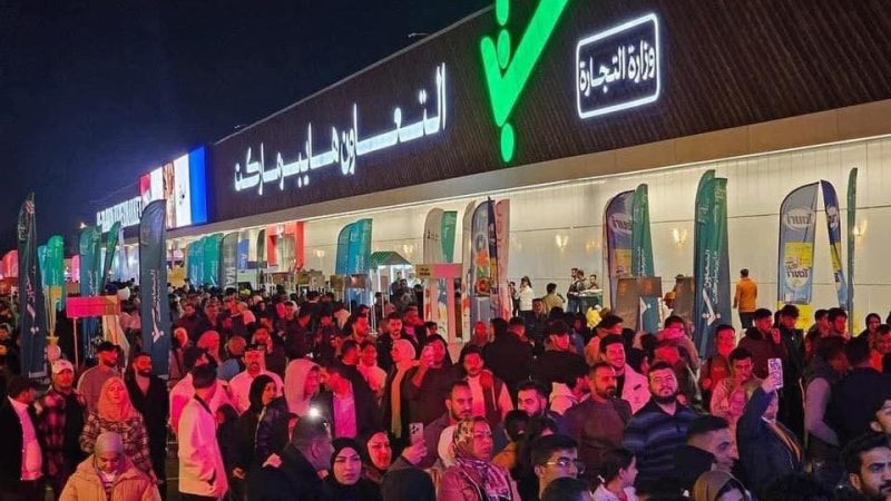 إقبال واسع على “الهايبر ماركت” في بغداد مع بدء تخفيض الأسعار للمشمولين بالحماية الاجتماعية