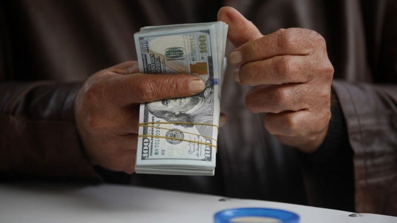 أسعار الشراء تتوسط الأربعينيات.. إنخفاض طفيف بأسعار الصرف