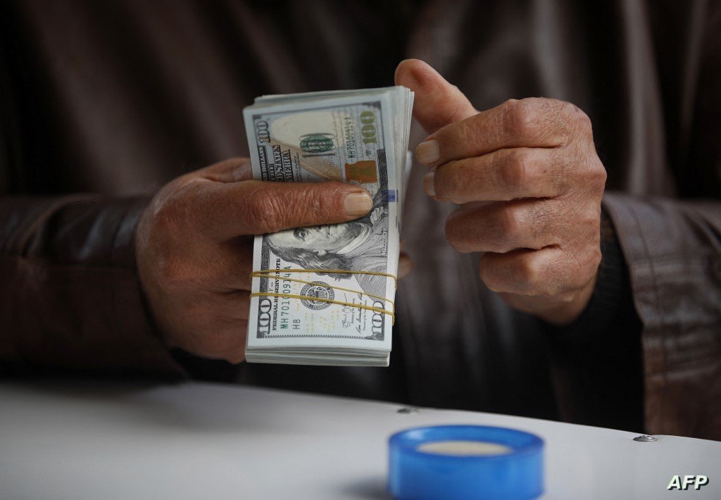 أسعار الشراء تتوسط الأربعينيات.. إنخفاض طفيف بأسعار الصرف