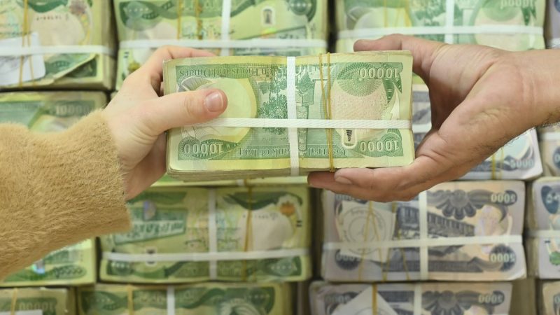 مكافأة 150 ألف دينار لعمال النظافة والسائقين في النجف