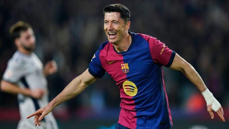برشلونة يفوز على أوساسونا ويتصدر الدوري