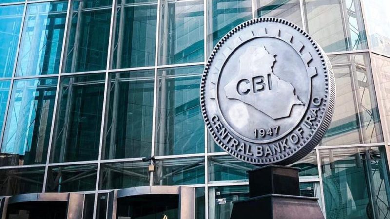 البنك المركزي العراقي ينفي إيقاف بيع الدولار للمسافرين: القرار ما زال سارياً