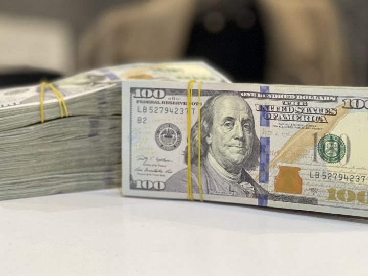 بسعر صرف 132 الف لكل 100 دولار.. البنك المركزي يصدر قرارات جديدة