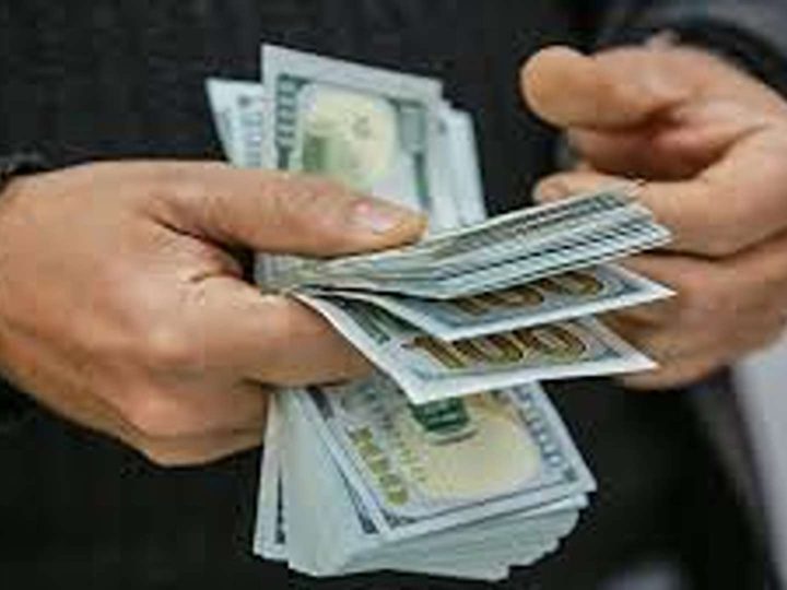 انخفاض أسعار الدولار أمام الدينار العراقي في بغداد صباح اليوم السبت