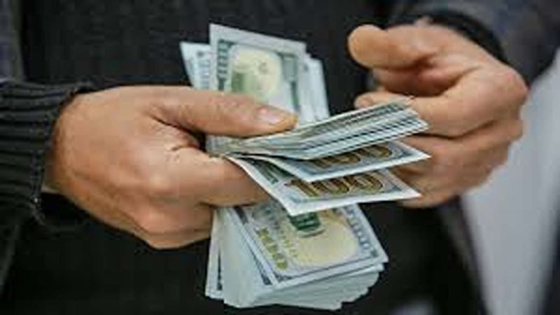 الدولار ينخفض بشكل طفيف في أسواق بغداد: 146250 دينار لكل 100 دولار