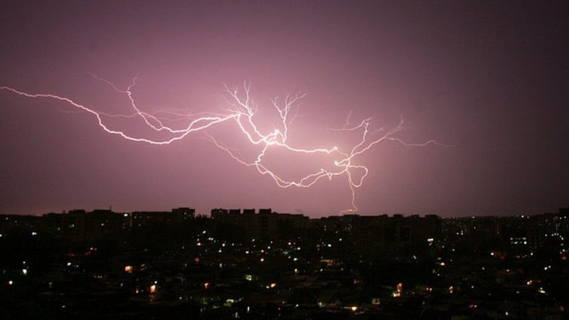 سيدة من السليمانية تُفارق الحياة إثر صاعقة برق خلال الأمطار الغزيرة