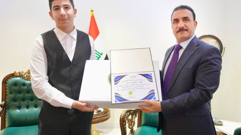 طالب عراقي يخترق “ناسا” ووزير التربية يكرمه بوسام الإبداع