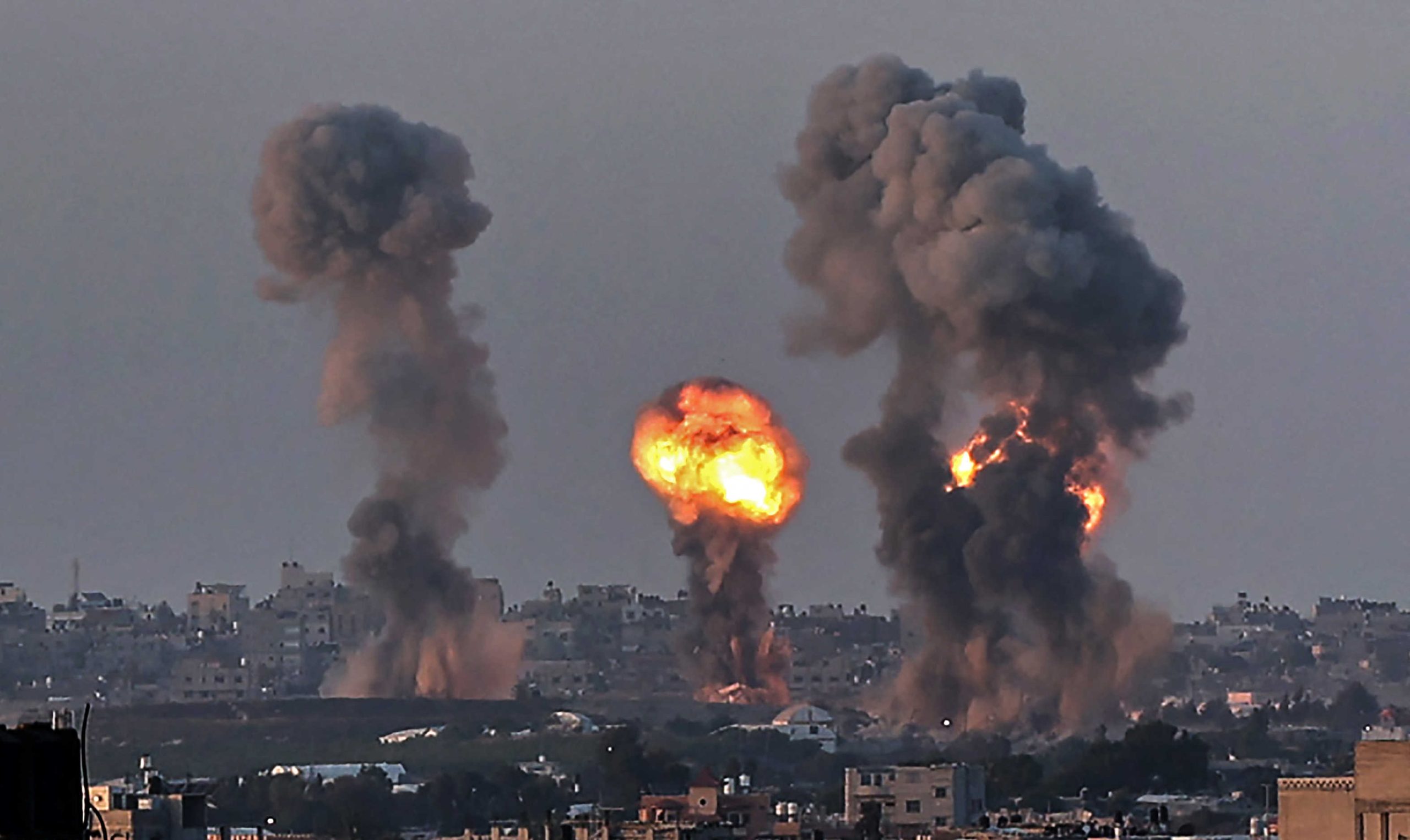 استشهاد 10 فلسطينيين أثر قصف صهيوني على غزة