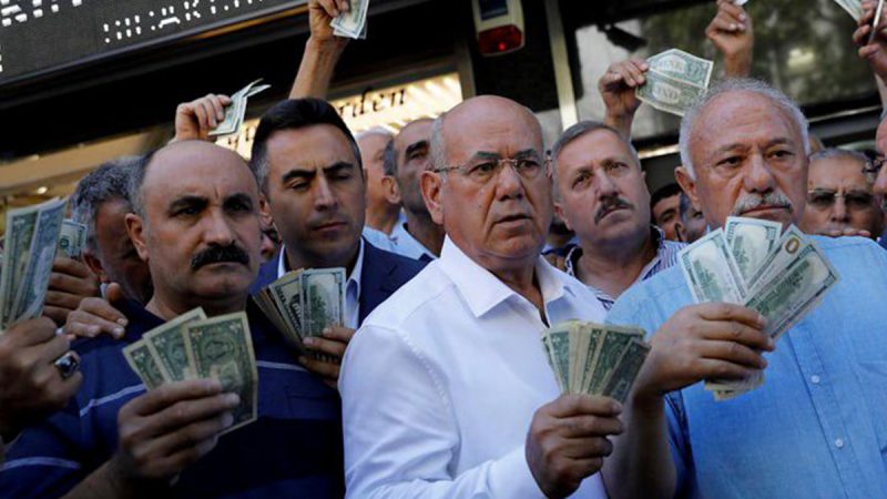هبوط الدولار في إيران بعد لقاء المسؤولين الإيرانيين والأمريكيين