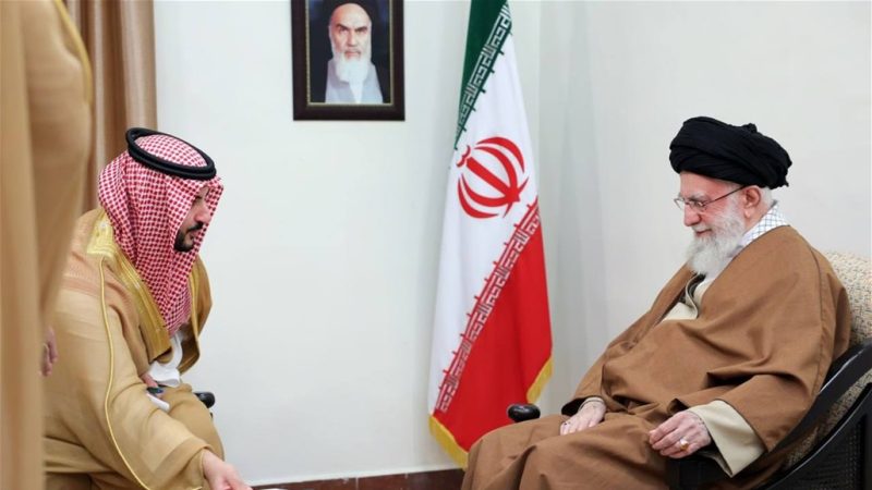 وزير الدفاع السعودي يسلم السيد الخامنئي رسالة من “الملك”