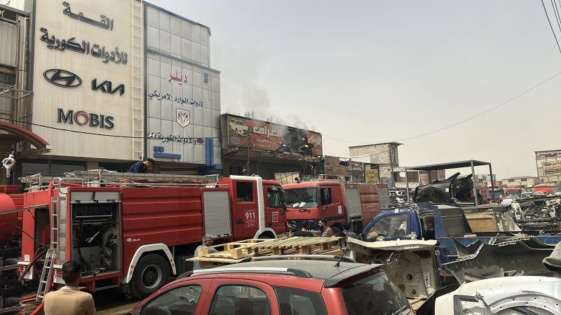 الدفاع المدني تعلن السيطرة على حريق اندلع بمحال تجارية في النجف الاشرف