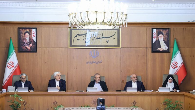 إيران تُشيد بتفويض خامنئي للتفاوض مع أمريكا