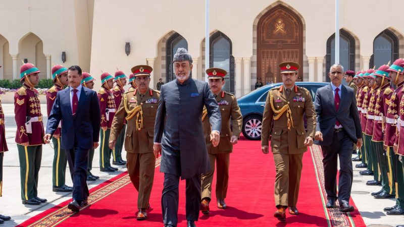 سلطان عُمان يصل موسكو في زيارة رسمية لبحث التعاون مع روسيا