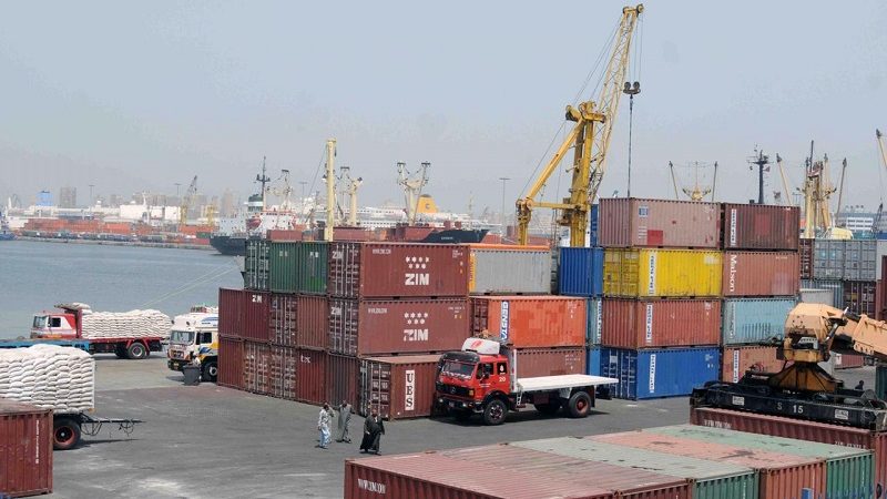 الجمارك تضبط ثلاث حاويات مخالفة في ميناء أم قصر