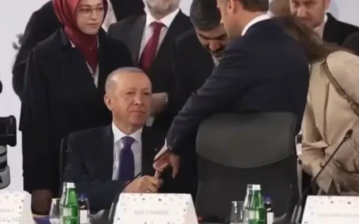 أردوغان يُحرج ماكرون بـ”فخ الأصابع”