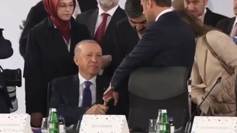 أردوغان يُحرج ماكرون بـ”فخ الأصابع”