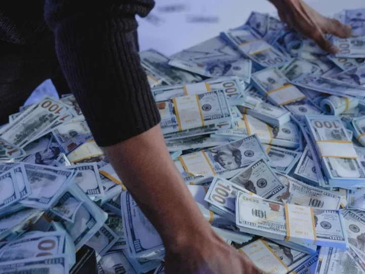 دراسة عالمية: الأغنياء أكثر ميلاً لمساعدة الآخرين… لكن بشروط