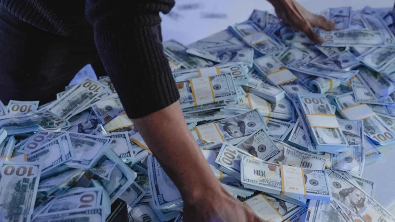 دراسة عالمية: الأغنياء أكثر ميلاً لمساعدة الآخرين… لكن بشروط