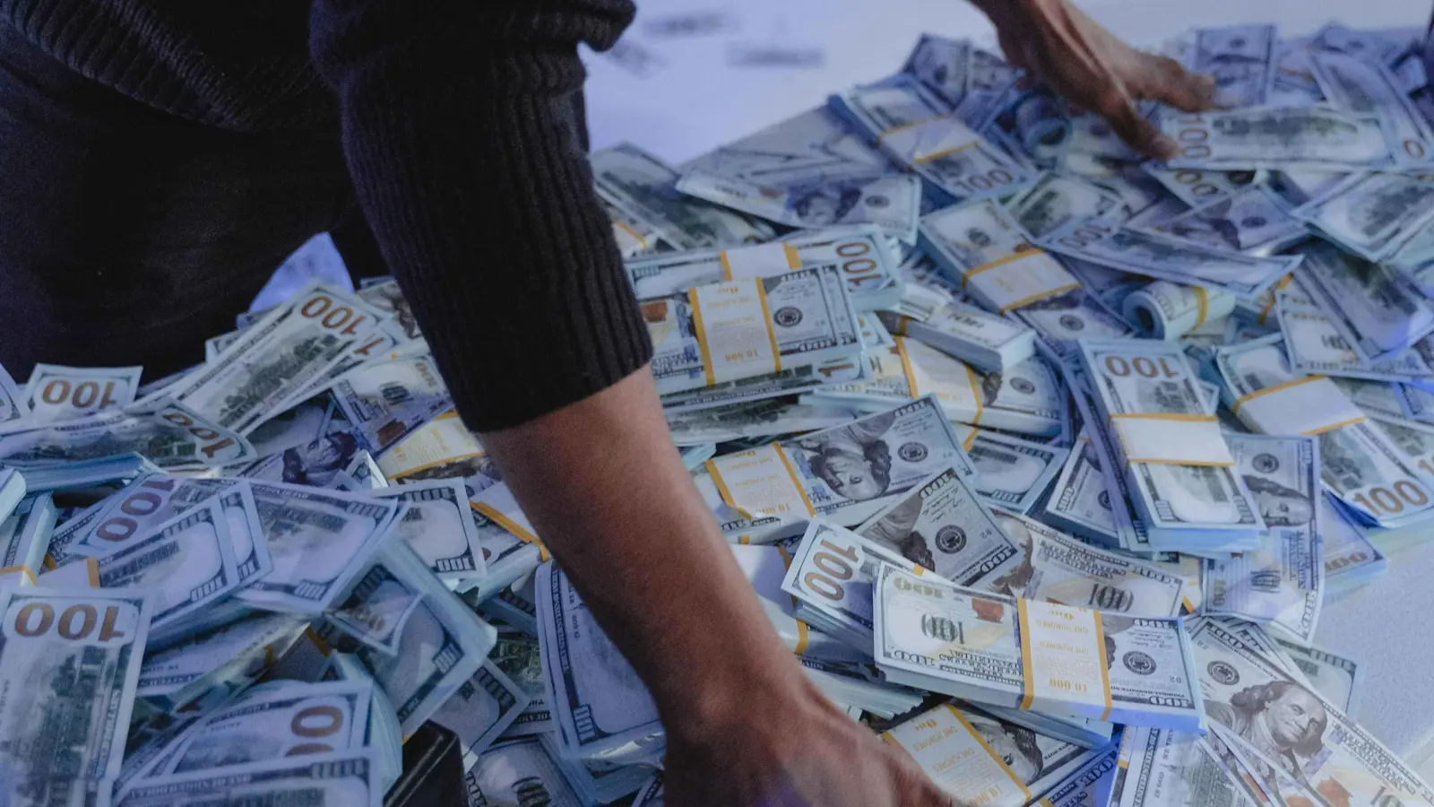 دراسة عالمية: الأغنياء أكثر ميلاً لمساعدة الآخرين… لكن بشروط