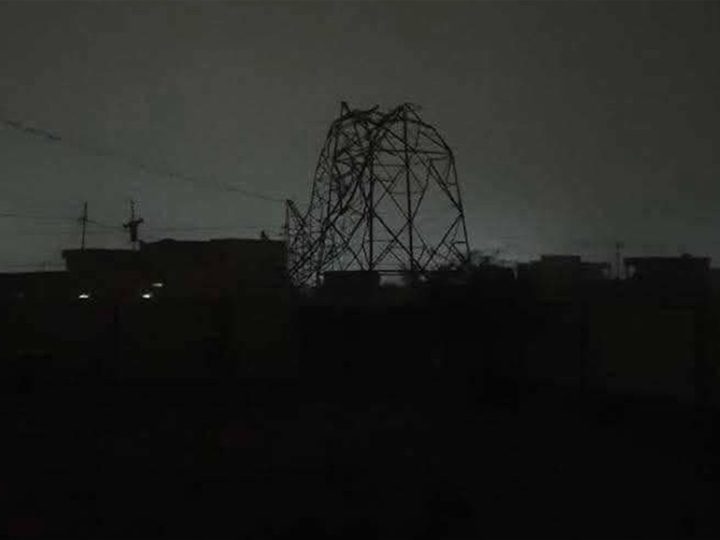 العاصفة الترابية تسقط ثلاثة أبراج للكهرباء في الشرقاط