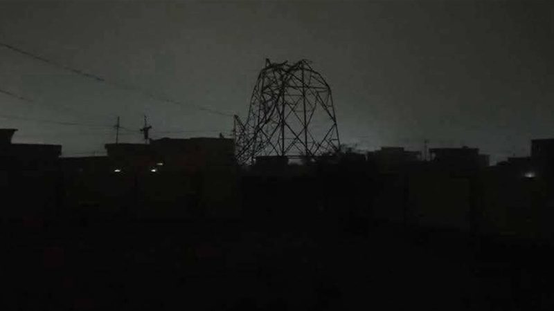 العاصفة الترابية تسقط ثلاثة أبراج للكهرباء في الشرقاط