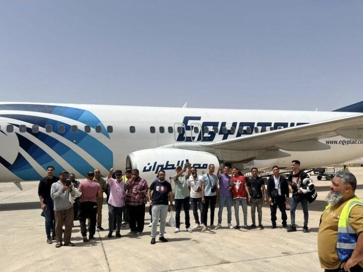 مصر تُجلي 71 مواطناً من ليبيا وسط توترات طرابلس