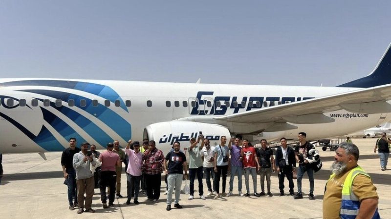 مصر تُجلي 71 مواطناً من ليبيا وسط توترات طرابلس