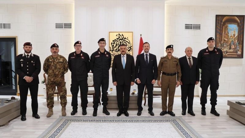 وزير الداخلية يبحث تعزيز التعاون الأمني مع الكارابينييري الإيطالية
