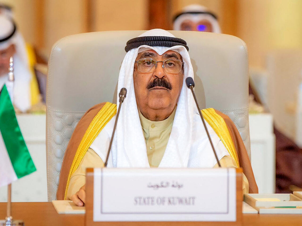 قمة بغداد مهددة بغياب أمير الكويت