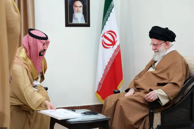 إيران تنفي تسلم خامنئي رسالة سعودية حول التفاوض مع واشنطن